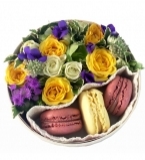 Mini flower box with 3 macarons